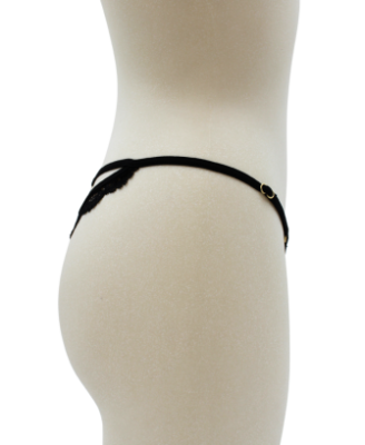 String noir en dentelle avec bijou cœur doré 
